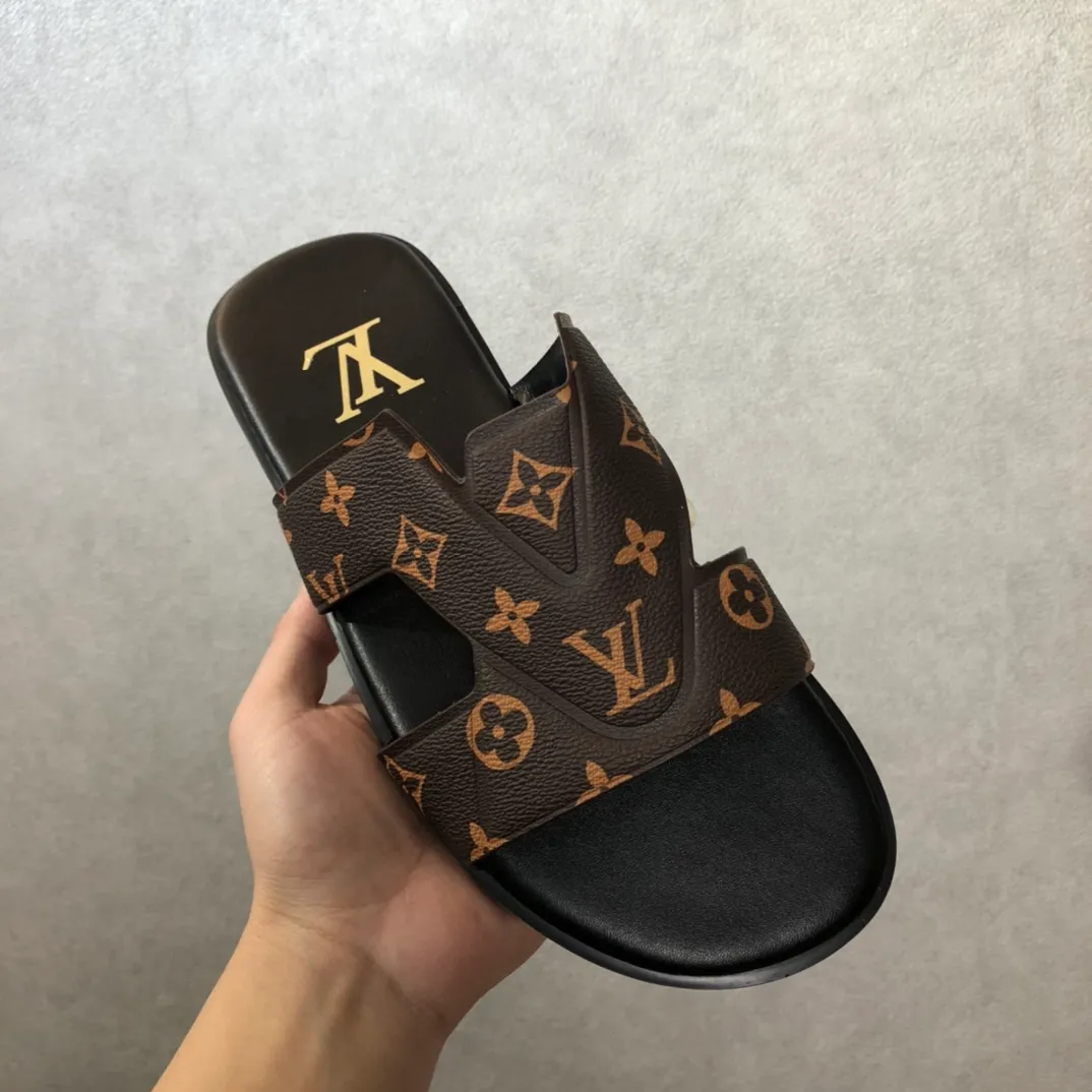 Factory price: 270💰LV counters are selling new brand luxury men's slippers, casual, loose and comfortable. The must-have model in the picture above [Happy][Happy], multiple colors available Size: 38-44, customized 45